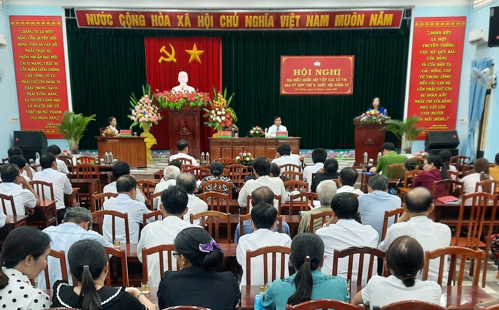 Quang cảnh buổi tiếp xúc cử tri của đại biểu Quốc hội Nguyễn thị Thu Thủy tại xã cánh Nam huyện Tây Sơn