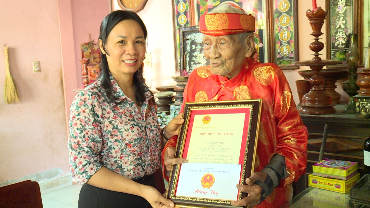 Đồng chí Lê Bình Thanh - Bí thư Huyện ủy mừng thọ các cụ tại thị trấn Phú Phong