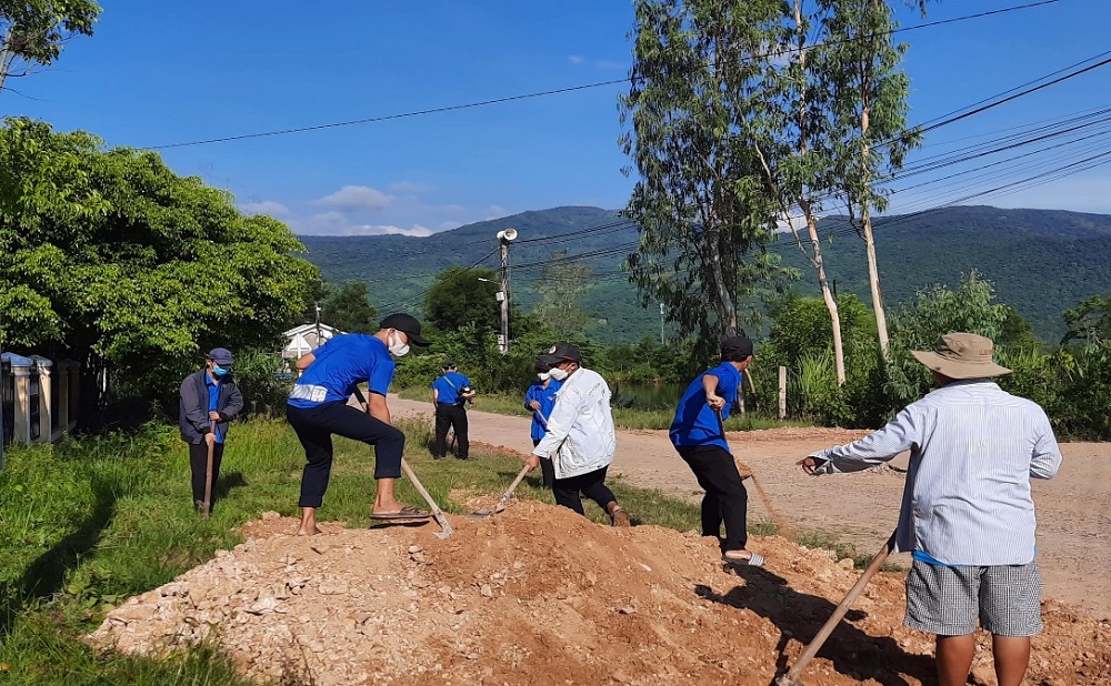 Đoàn viên thanh niên ra quân thực hiện đoạn đường thanh niên tự quản