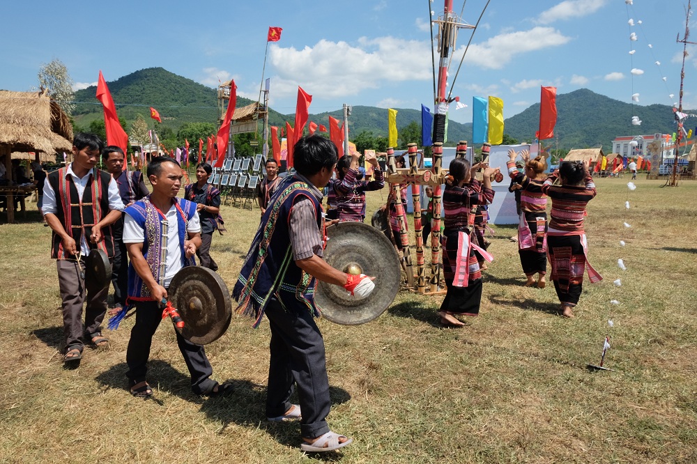 Phần thi trình diễn lễ hội dân gian của huyện