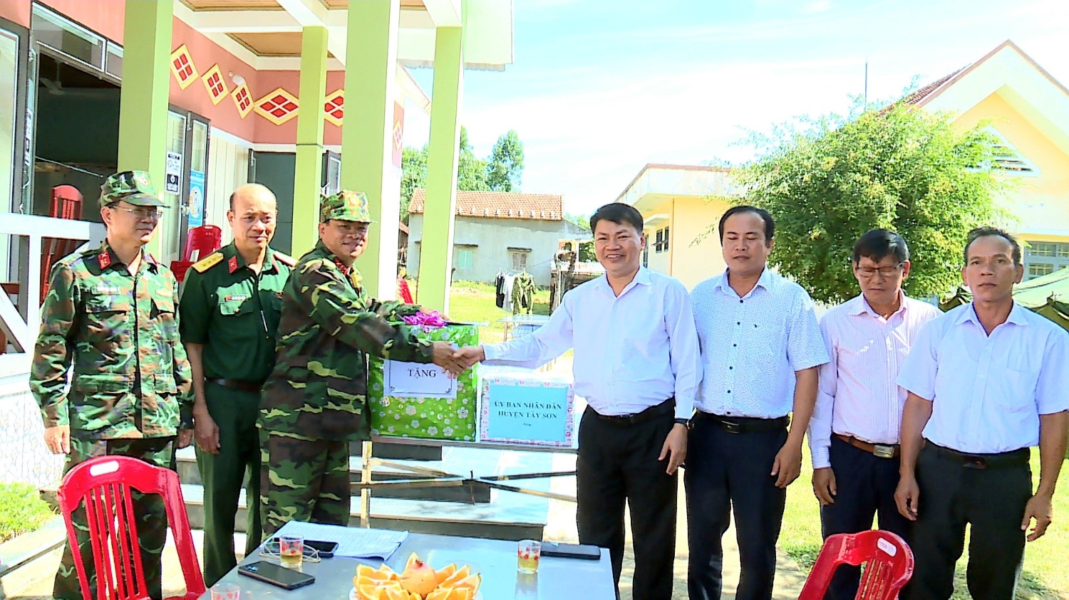 Tặng quà Đội công tác Bộ Chỉ huy quân sự tỉnh Bình Định