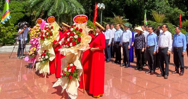 Đồng chí Võ Văn Thưởng - Thường trực Ban Bí thư dâng hoa tại Bảo tàng Quang Trung