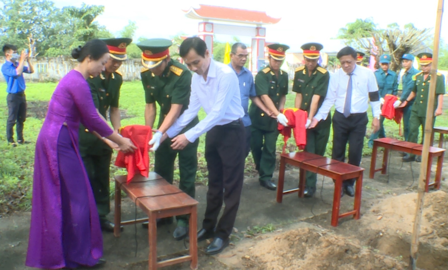 Lãnh đạo huyện Tây Sơn truy điệu và an táng hài hốt liệt sĩ về Nghĩa trang liệt sĩ xã Bình Tân