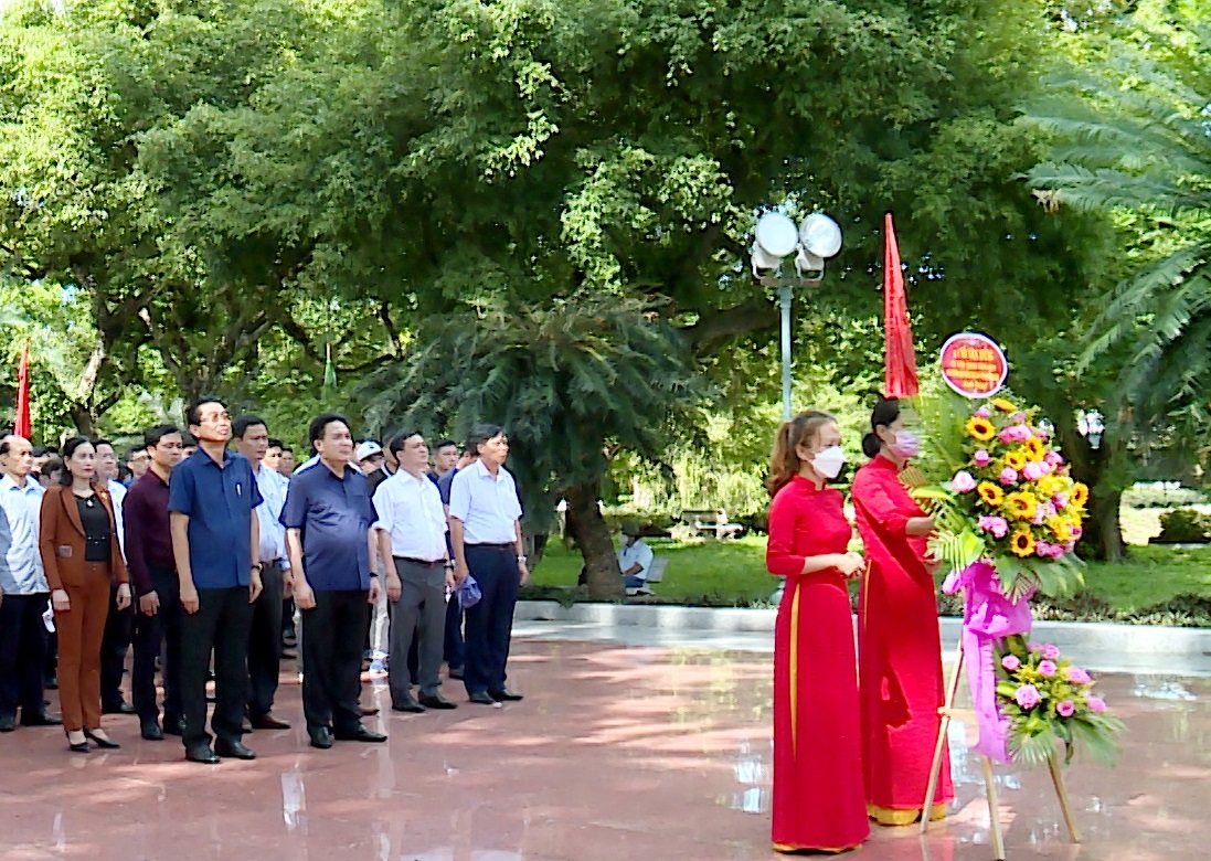 Phó trưởng ban thường trực, Ban Nội chính Trung ương Võ Văn Dũng và đoàn công tác dâng hoa tại tượng đài Hoàng đế Quang Trung