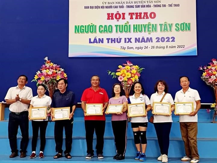 Tặng giấy khen cho các vận động viên đạt thành tích