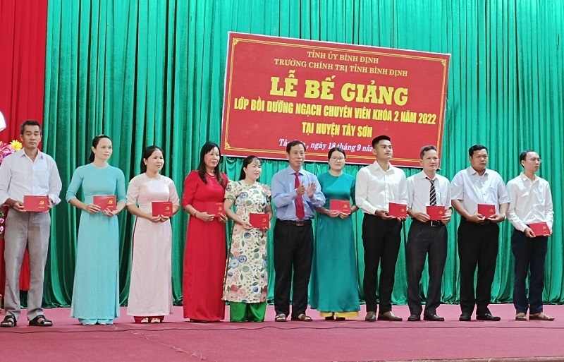 Trao chứng chỉ cho các học viên