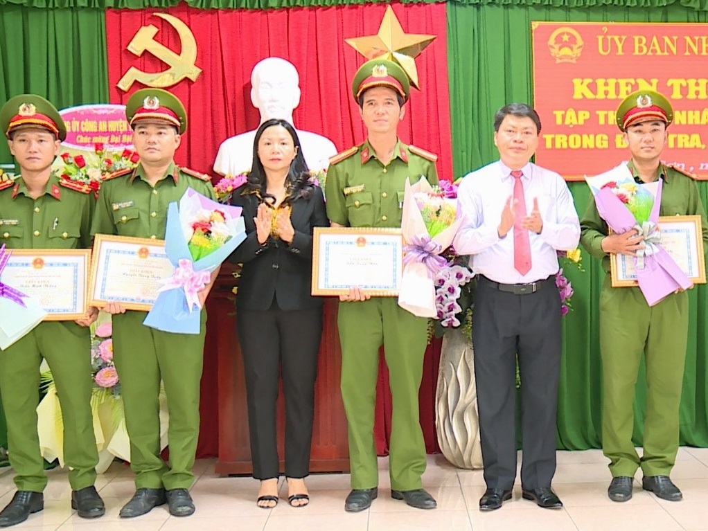 Khen thưởng đột xuất 4 cá nhân