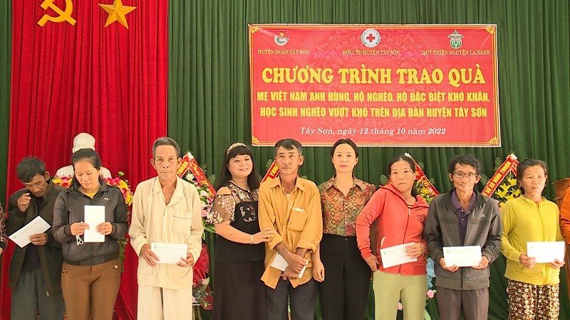 Trao quà cho hộ nghèo, cận nghèo, hộ có hoàn cảnh đặc biệt khó khăn