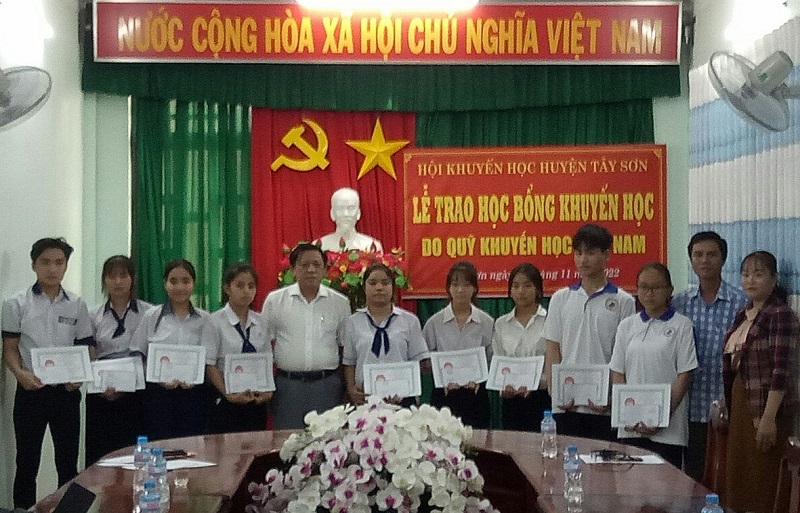 Trao tặng học bổng cho học sinh vượt khó vươn lên trong học tập