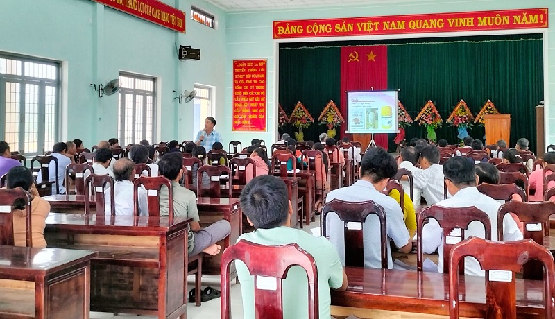 Quang cảnh buổi tập huấn Kỹ thuật chăm sóc và phòng, trị một số bệnh cho bò, heo và gà