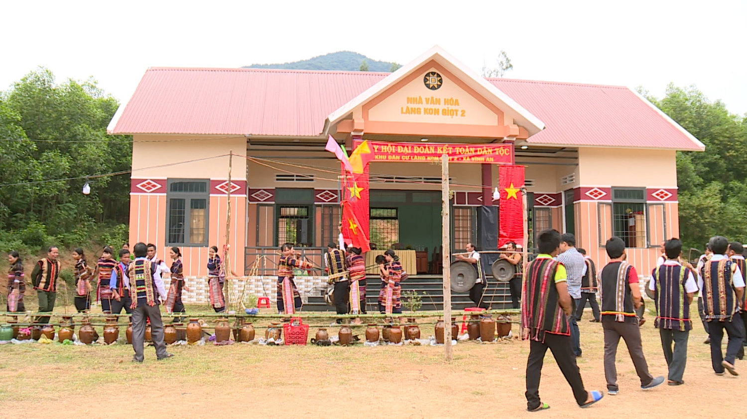 Giao lưu văn hóa cồng chiêng tại Ngày hội Đại đoàn kết toàn dân tộc tại làng Kon Giọt 2