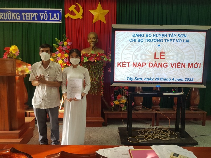 Bí thư chi bộ, Hiệu trưởng Trường THPT Võ Lai trao quyết định kết nạp đảng cho quần chúng ưu tú
