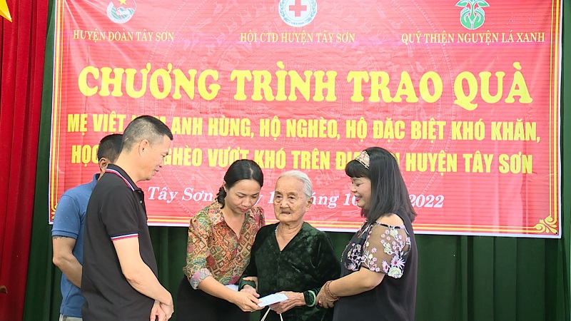 Tặng quà mẹ Việt Nam anh hùng Nguyễn Thị Hương, xã Tây Bình