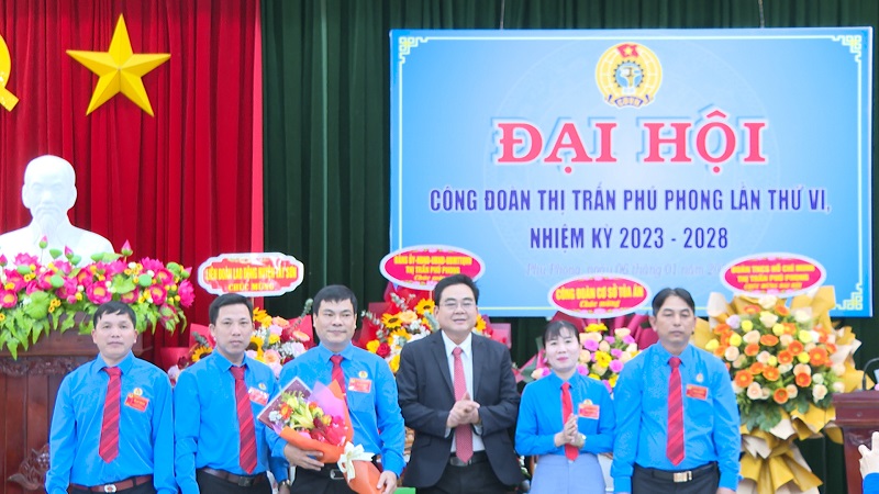 Ban chấp hành công đoàn thị trấn Phú Phong ra mắt nhận nhiệm vụ