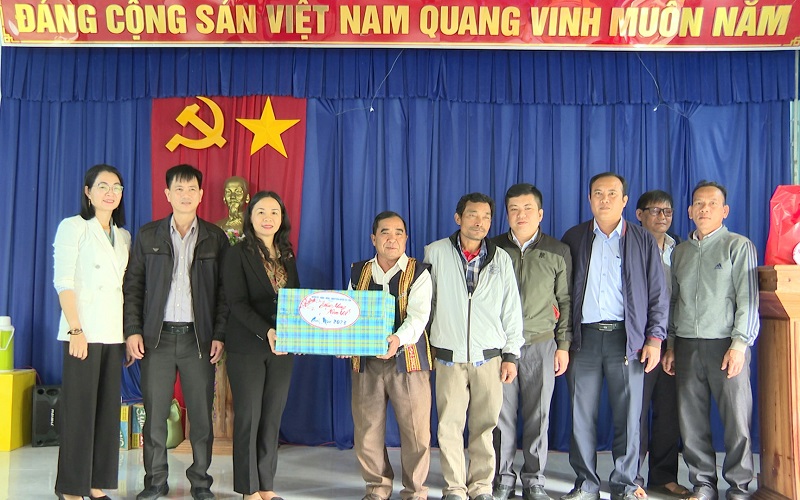 Bí thư Huyện ủy thăm tặng quà các làng đồng bào dân tộc thiểu số xã Vĩnh An