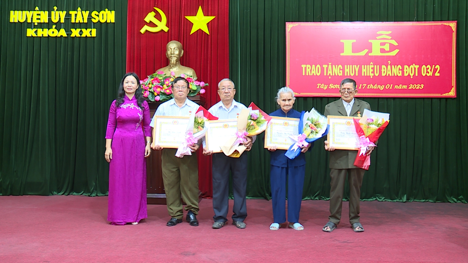 Đồng chí Lê Bình Thanh - Tỉnh ủy viên, Bí thư Huyện ủy trao Huy hiệu Đảng cho Đảng viên
