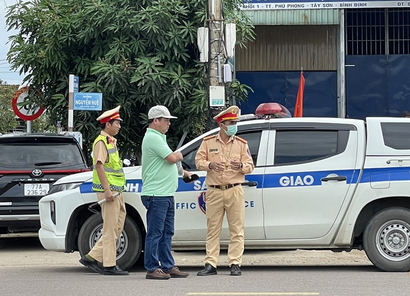 Lực lượng Cảnh sát giao thông - Công an huyện đảm bảo TTATGT Lễ hội Đống Đa