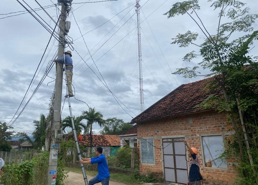 Xã đoàn Tây Phú thực hiện công trình “thắp sáng đường quê’’