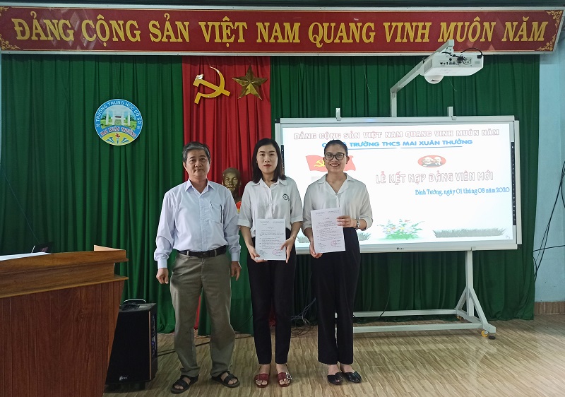 Đảng viên Nguyễn Thị Thanh Nhàn(giữa), trường THCS Mai Xuân Thưởng kết nạp đảng 2022
