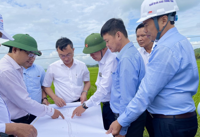 Phó Chủ tịch UBND tỉnh Nguyễn Tự Công Hoàng kiểm tra thi công tuyến đường tránh phía Nam thị trấn Phú Phong