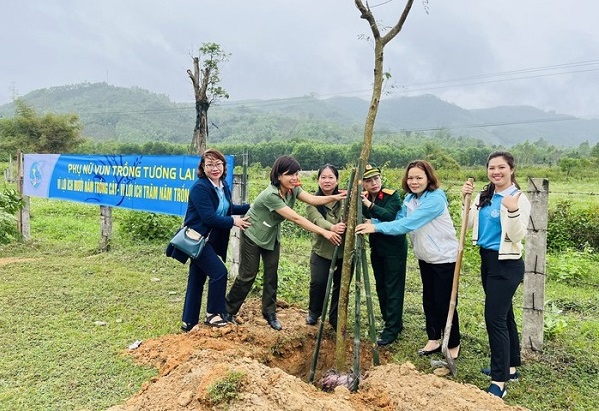 Cán bộ, hội viên phụ nữ tham gia trồng cây