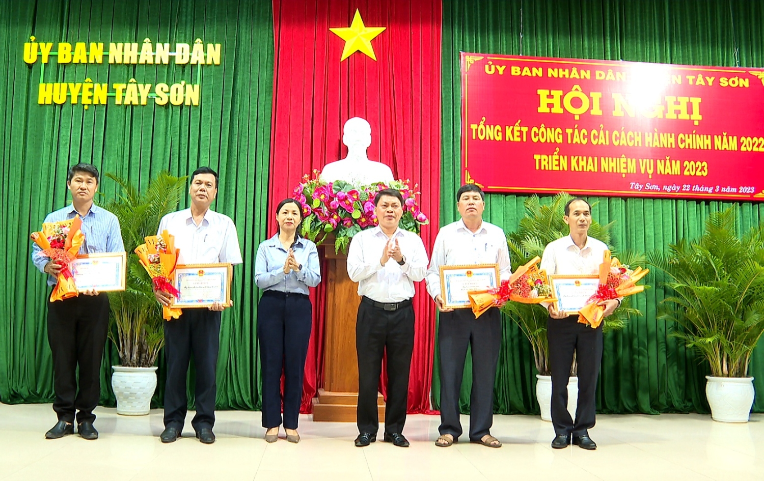 Khen thưởng 04 tập thể có thành tích xuất sắc trong công tác cải cách hành chính năm 2022