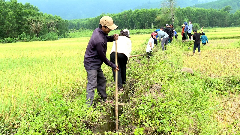 Ra quân nạo vét, khơi thông kênh mương nội đồng làng Giang