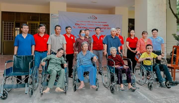 Hội Chữ thập đỏ huyện phối hợp trao tặng xe lăn