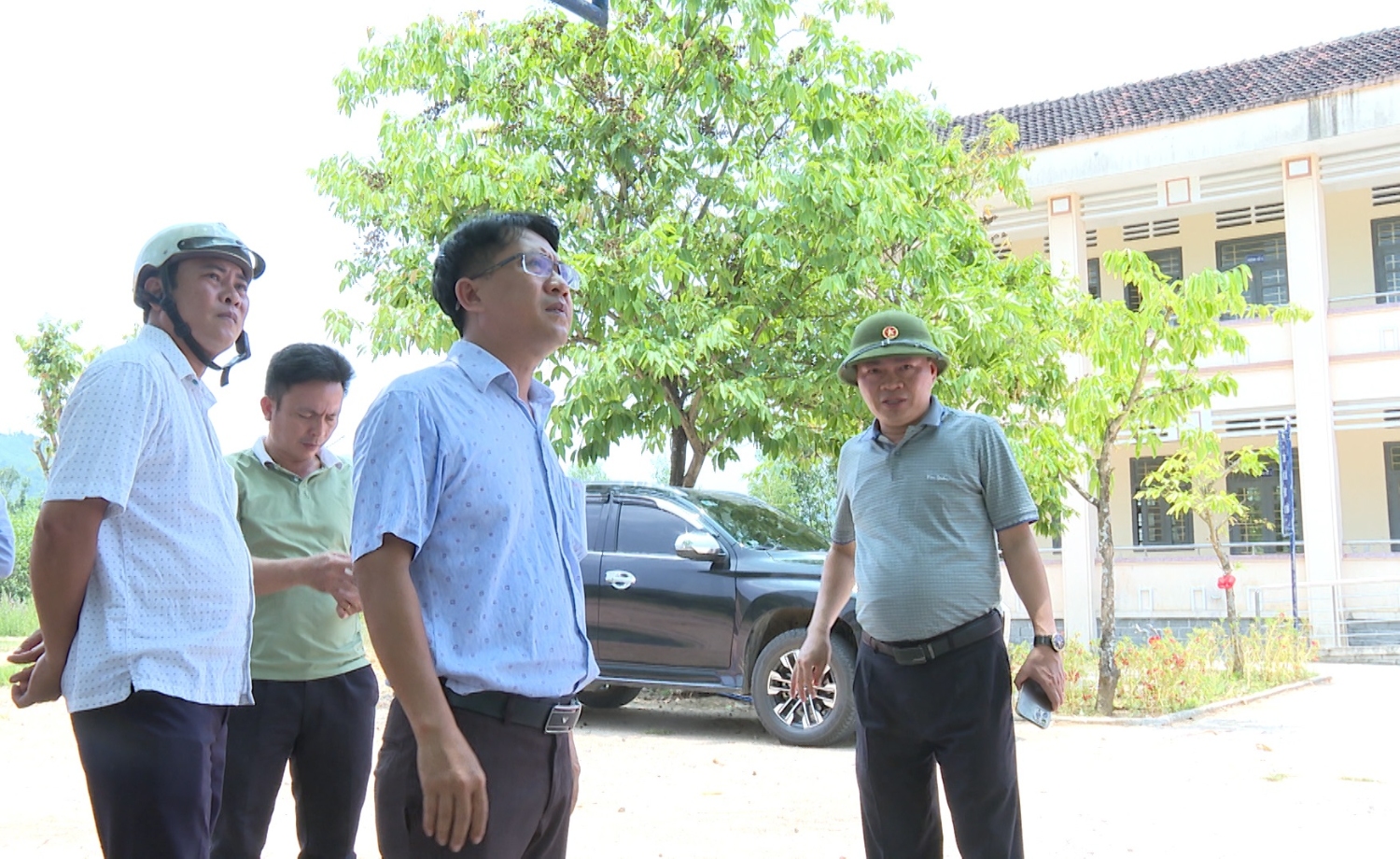 Chủ tịch UBND huyện Phan Chí Hùng kiểm tra công trình trường THCS Bán trú Vĩnh An