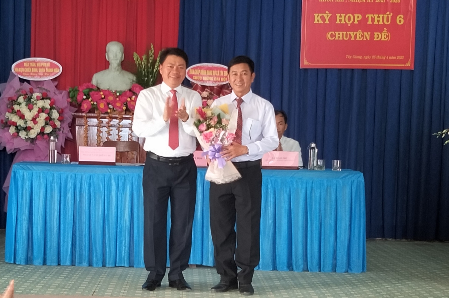 Đồng chí Phan Chí Hùng - Phó Bí thư Huyện ủy, Chủ tịch UBND huyện tặng hoa chúc mừng đồng chí Ngô Luân