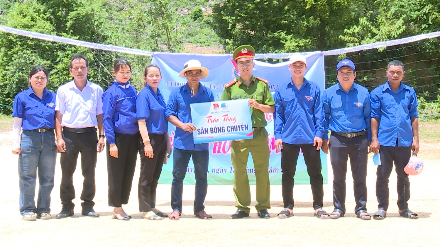 Trao tặng sân bóng chuyền cho thanh niên làng Xà Tang