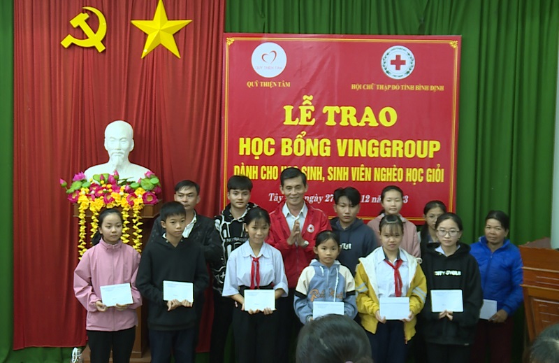 Trao học bổng Vingroup cho 12 học sinh có nghèo, hoàn cảnh khó khăn học giỏi