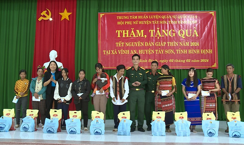 Tặng quà Tết bà con dân tộc Bana