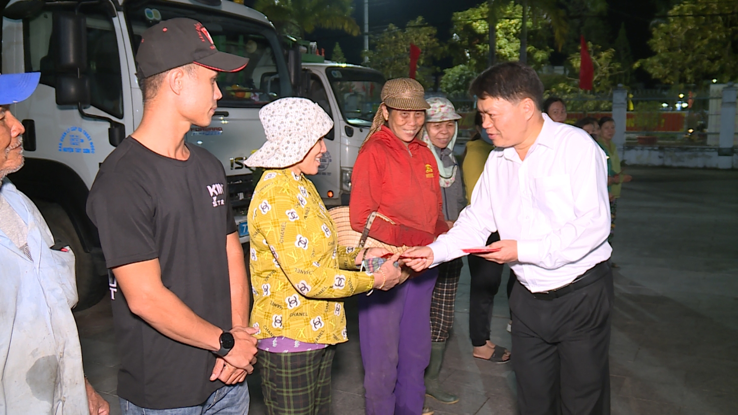 Lãnh đạo huyện thăm, tặng quà các cơ quan, đơn vị trực Tết