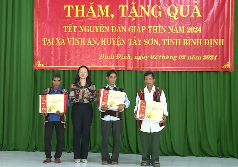 Tặng quà Tết người có uy tín trong đồng bào dân tộc thiểu số và các trưởng làng tại xã Vĩnh An