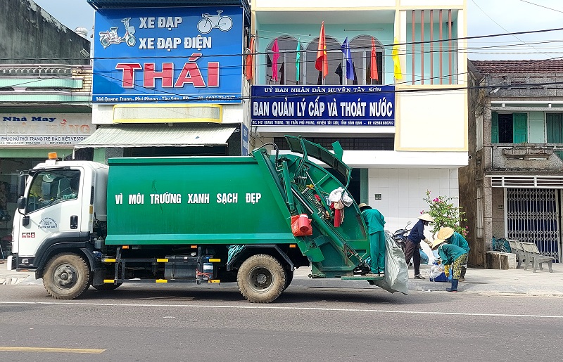 Nhân viên Ban quản lý Cấp và thoát nước huyện Tây Sơn thu gom chất thải rắn sinh hoạt trên địa bàn thị trấn Phú Phong