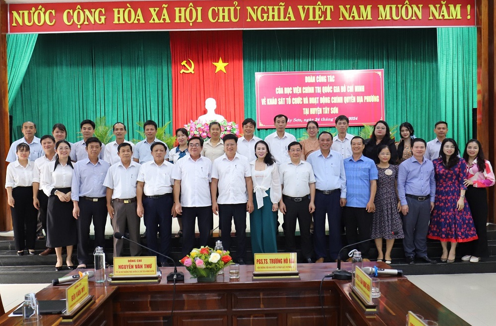 Chiều ngày 24/7, Đoàn công tác Học viện Chính trị quốc gia Hồ Chí Minh đã khảo sát “tổ chức và hoạt động của chính quyền địa phương trong thời kỳ đổi mới” tại huyện Tây Sơn.