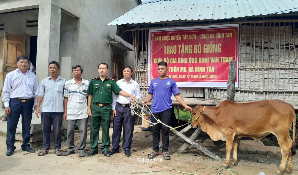 Trao tặng bò giống cho quân nhân xuất ngũ khó khăn