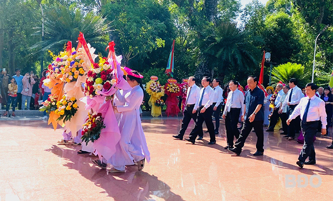 Các đại biểu thành kính dâng hoa trước tượng Hoàng đế Quang Trung. Ảnh: N.T