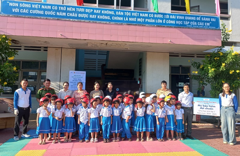 Tuyên truyền luật an toàn giao thông và tặng mũ bảo hiểm cho học sinh tiểu học