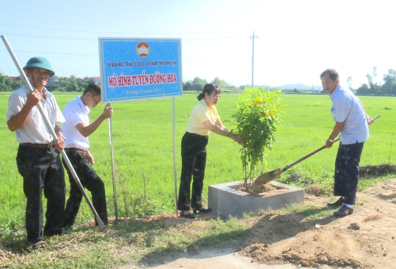 UBMTTQ Việt Nam tỉnh triển khai mô hình tuyến đường hoa tại xã Tây Xuân