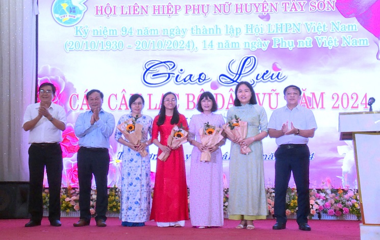 Hội Liên hiệp Phụ nữ huyện tổ chức giao lưu các Câu lạc bộ Dân vũ