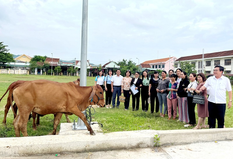 Trao tặng bò và quà, trị giá 1 tỷ đồng cho phụ nữ khó khăn