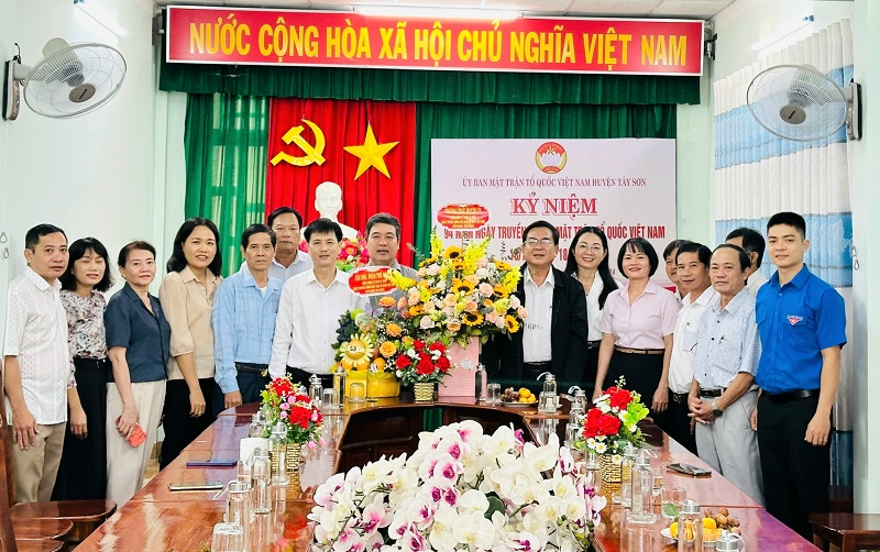 Thăm, chúc mừng Mặt trận Tổ quốc Việt Nam huyện nhân kỷ niệm 94 năm Ngày thành lập Mặt trận dân tộc thống nhất Việt Nam (18/11/1930 - 18/11/2024).