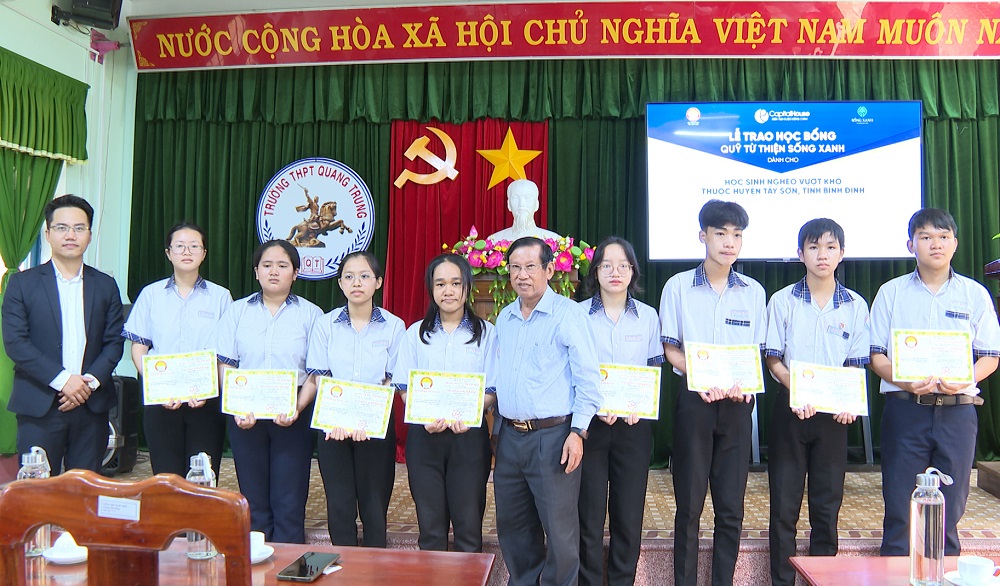 Trao tặng 76 suất học bổng cho học sinh nghèo học khá giỏi