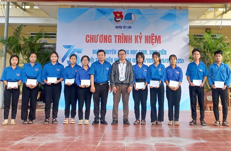 Kỷ niệm 75 năm Ngày truyền thống học sinh sinh viên và tuyên truyền pháp luật cho học sinh